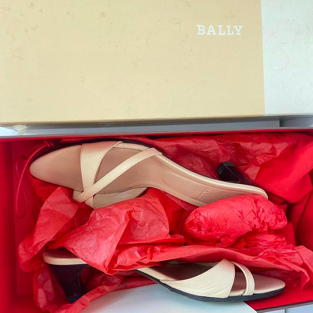 1980s Vintage Off-white Bally Kitten Heels in box